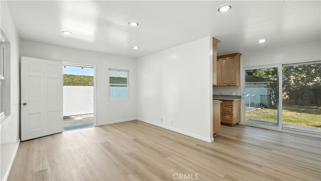 300 W Tujunga Avenue 302