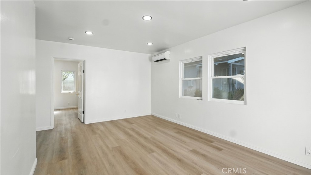 300 W Tujunga Avenue 302