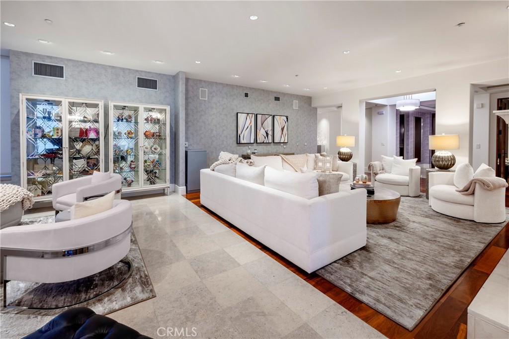 345 E Colorado Boulevard 404