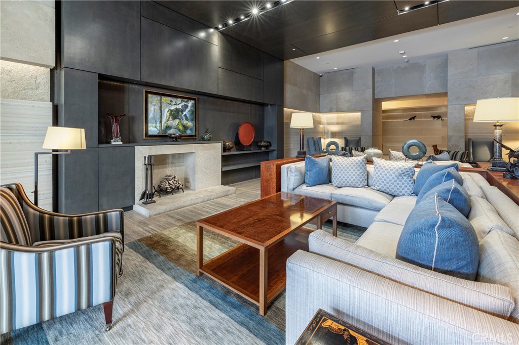 345 E Colorado Boulevard 404