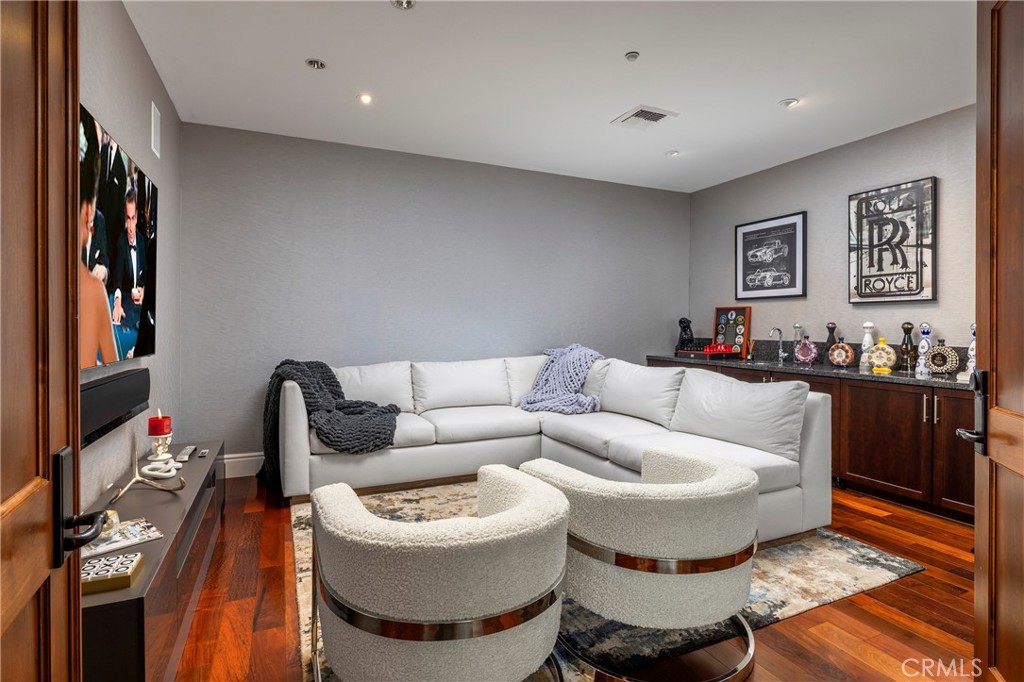 345 E Colorado Boulevard 404