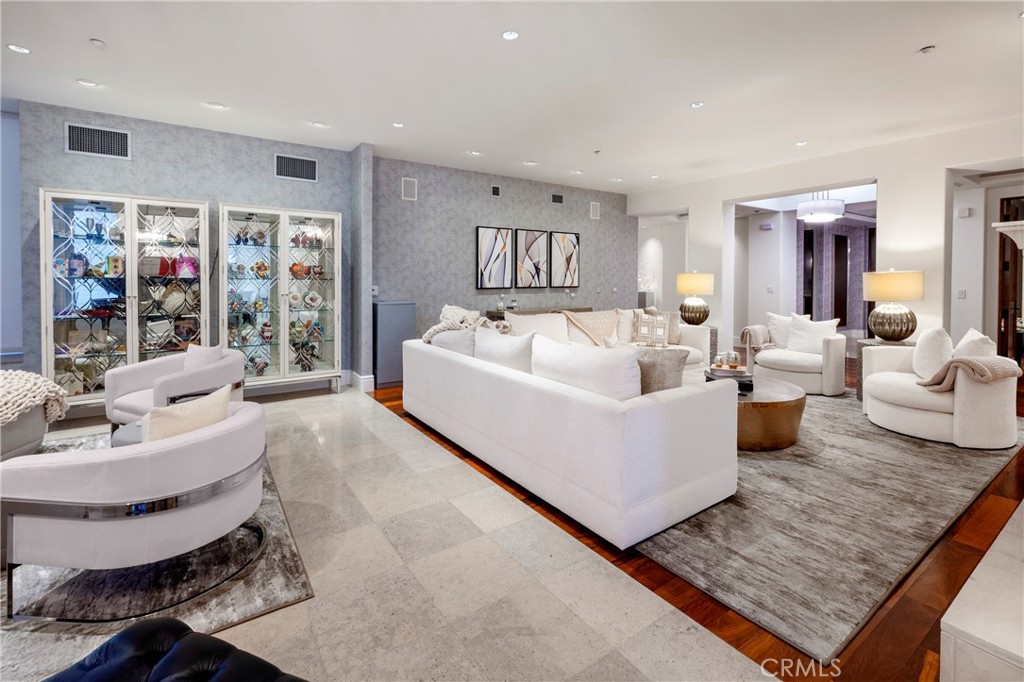 345 E Colorado Boulevard 404