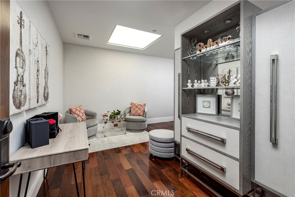 345 E Colorado Boulevard 404