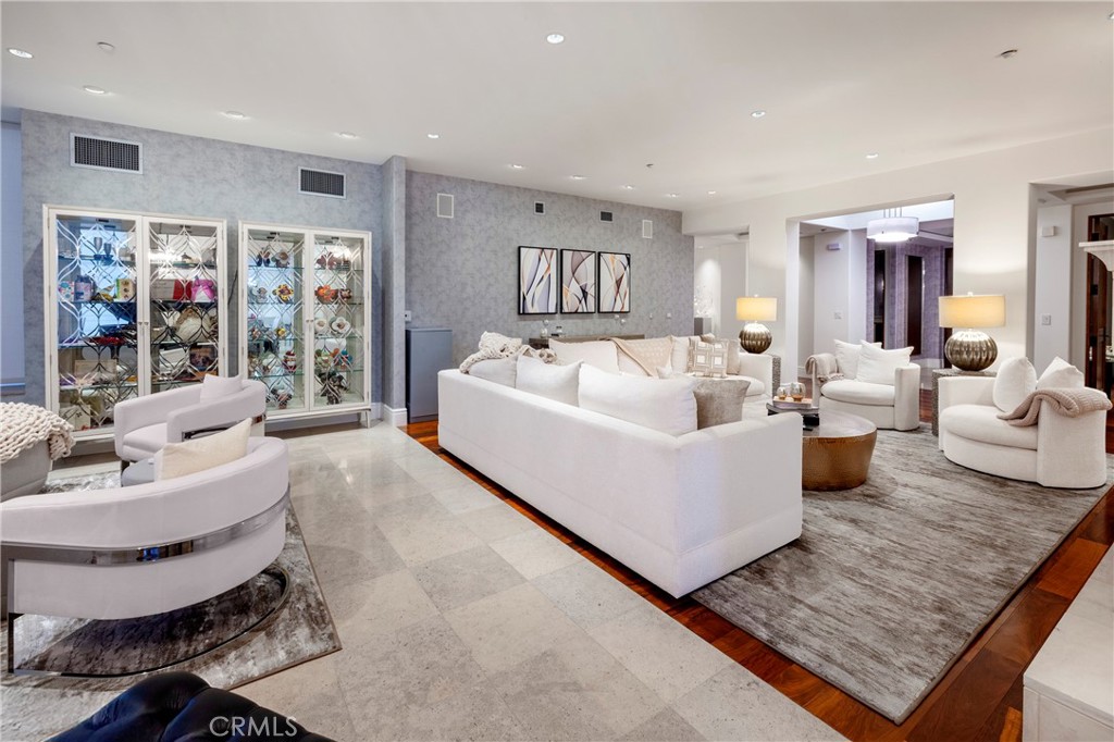 345 E Colorado Boulevard 404