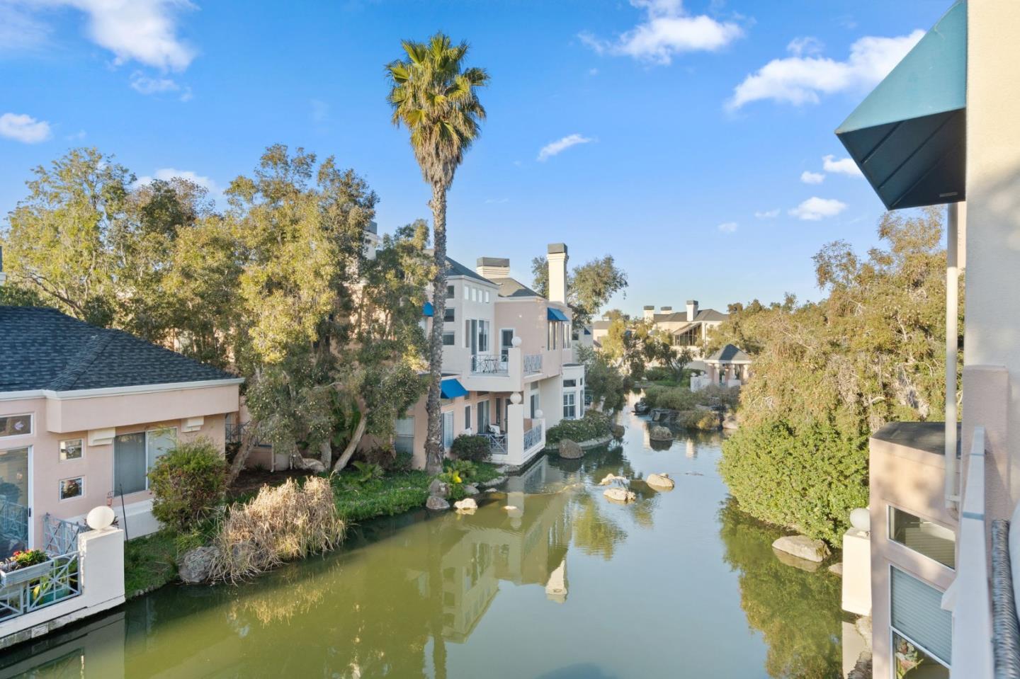 825 Lakeshore DR