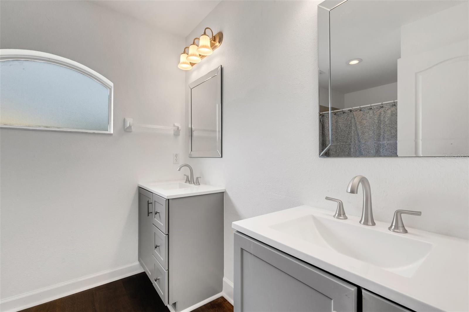 1049 VIEW POINTE CIR