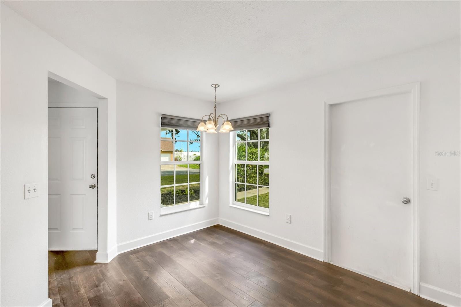 1049 VIEW POINTE CIR