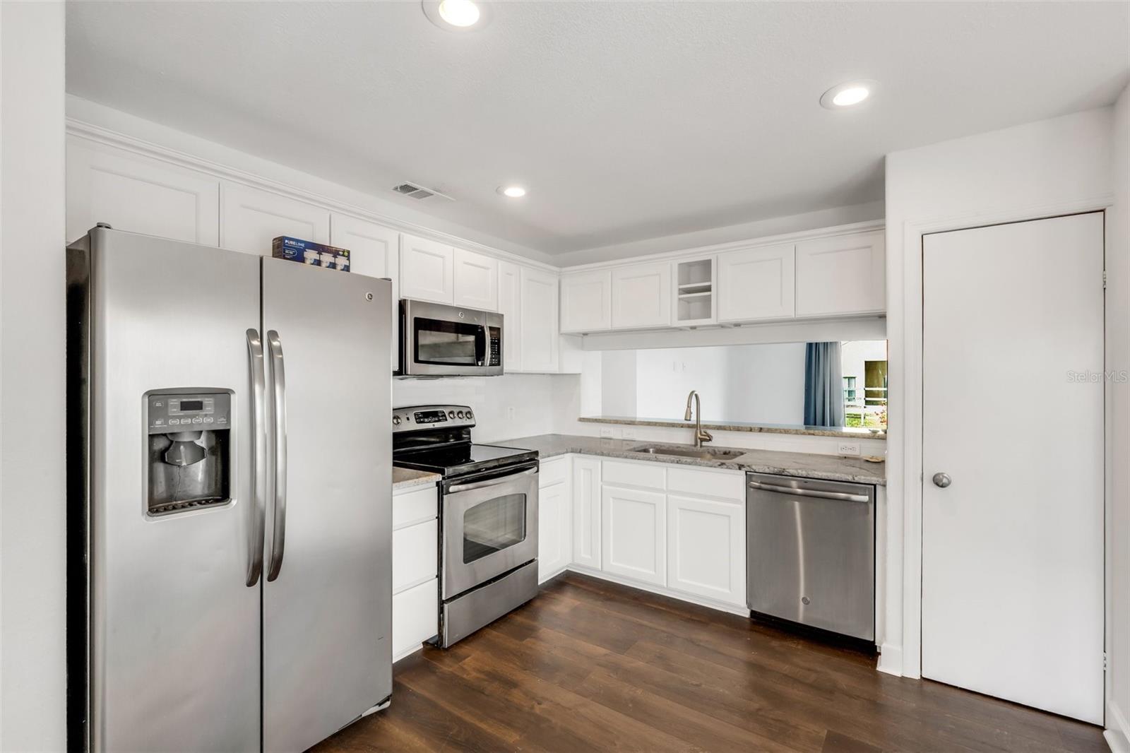 1049 VIEW POINTE CIR