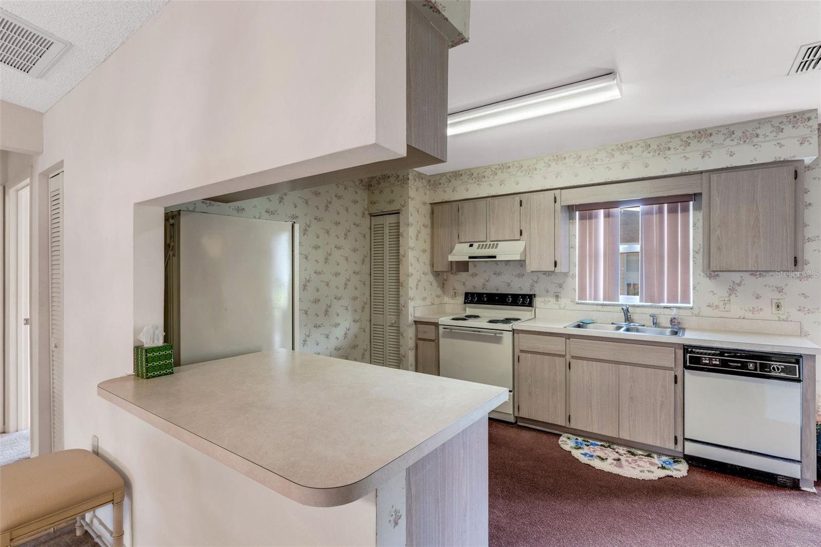 1614 COLONNADES CIR N