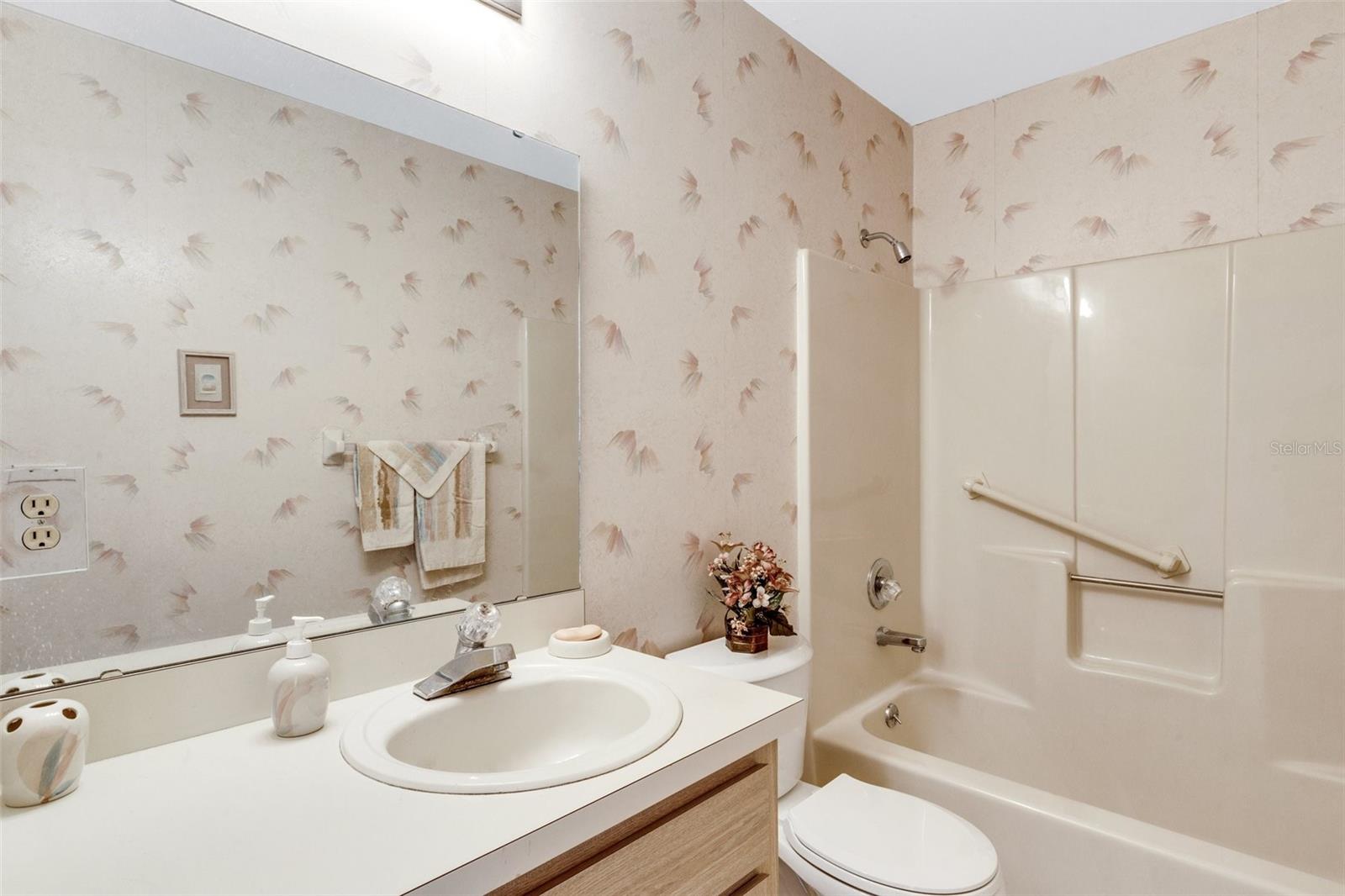 1614 COLONNADES CIR N