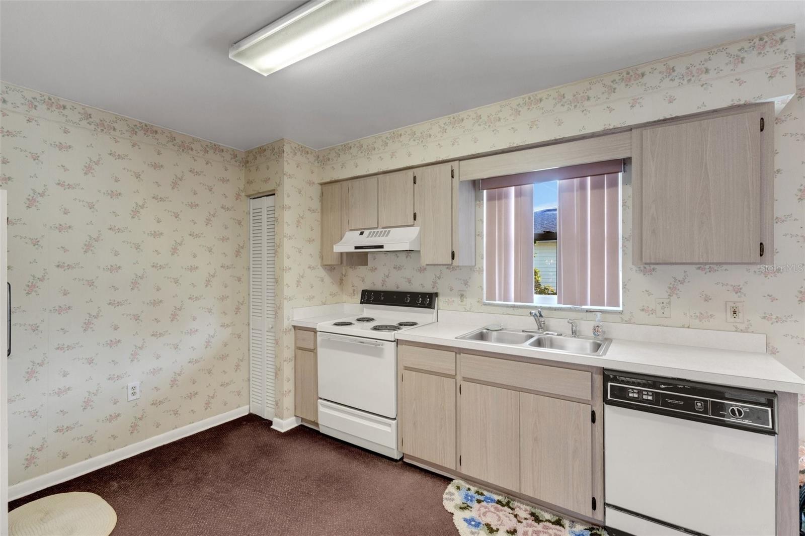 1614 COLONNADES CIR N