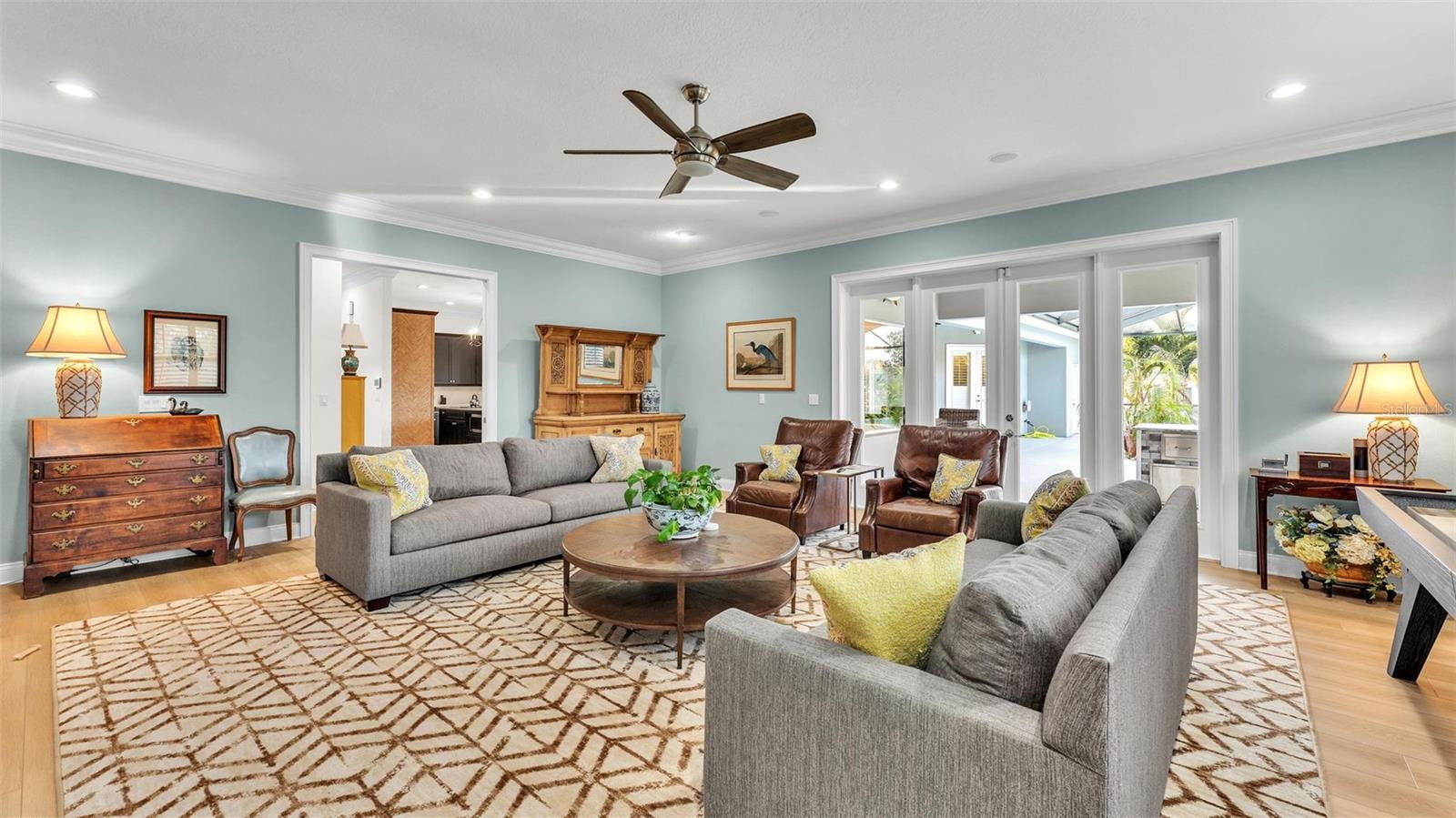 650 CRESCENT HILLS DR