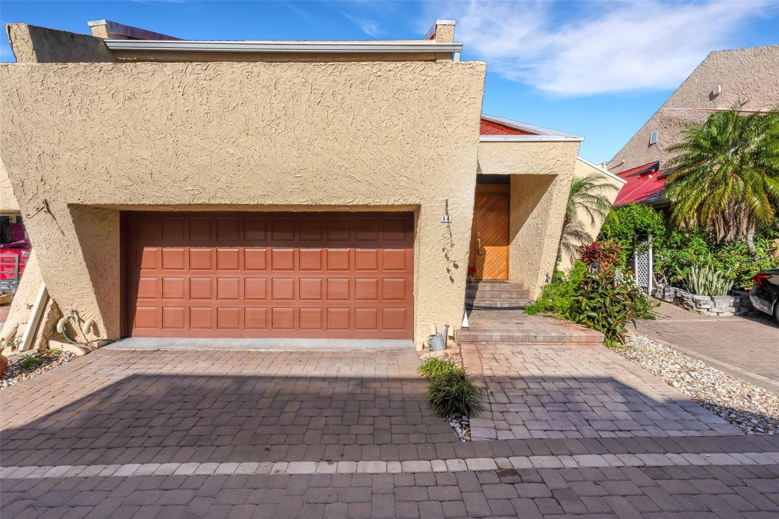 14 CASARENA CT