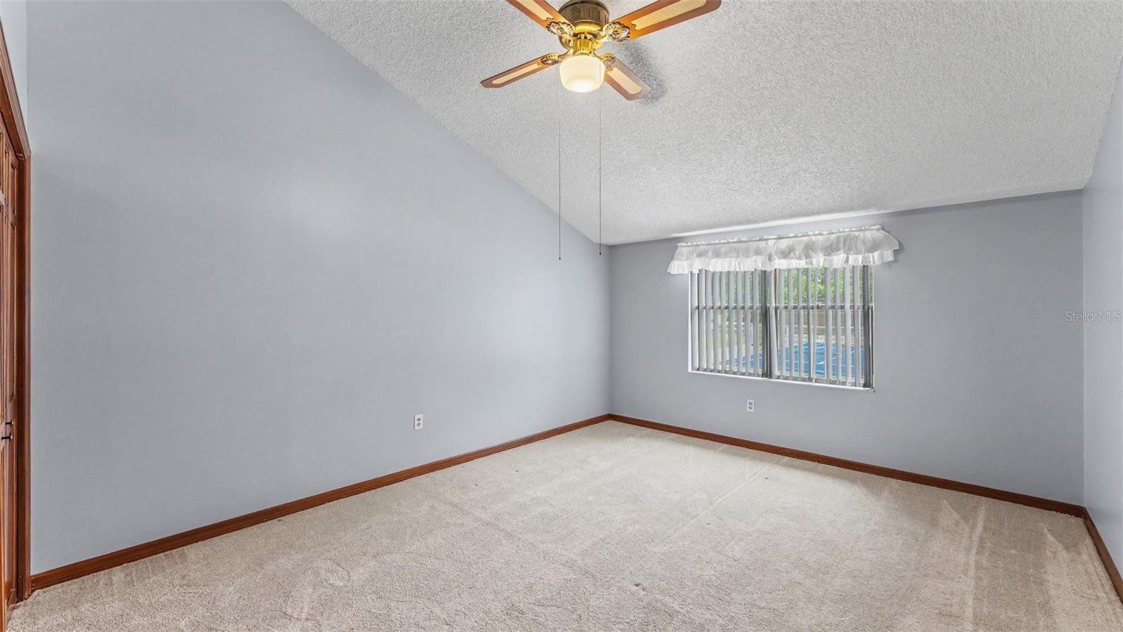633 VICTORIA SQUARE LN