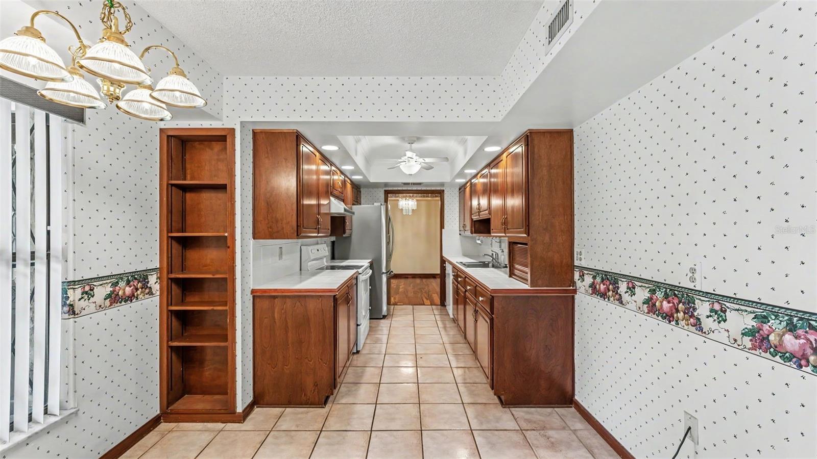633 VICTORIA SQUARE LN