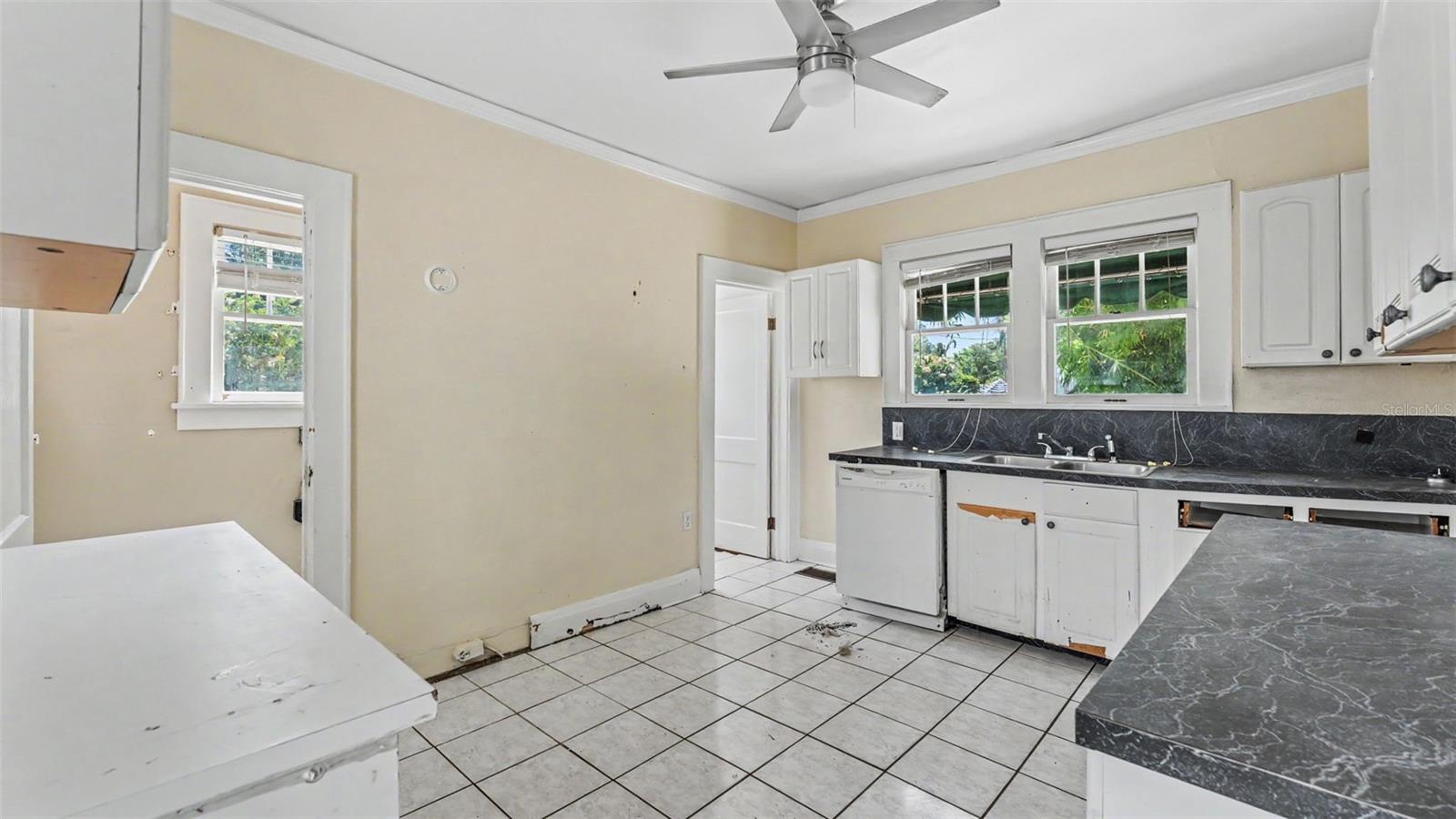 2406 FAIRMOUNT AVE