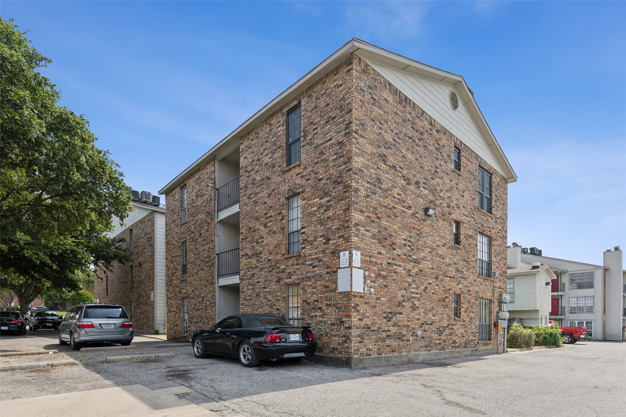 7621 Mccallum Boulevard 215