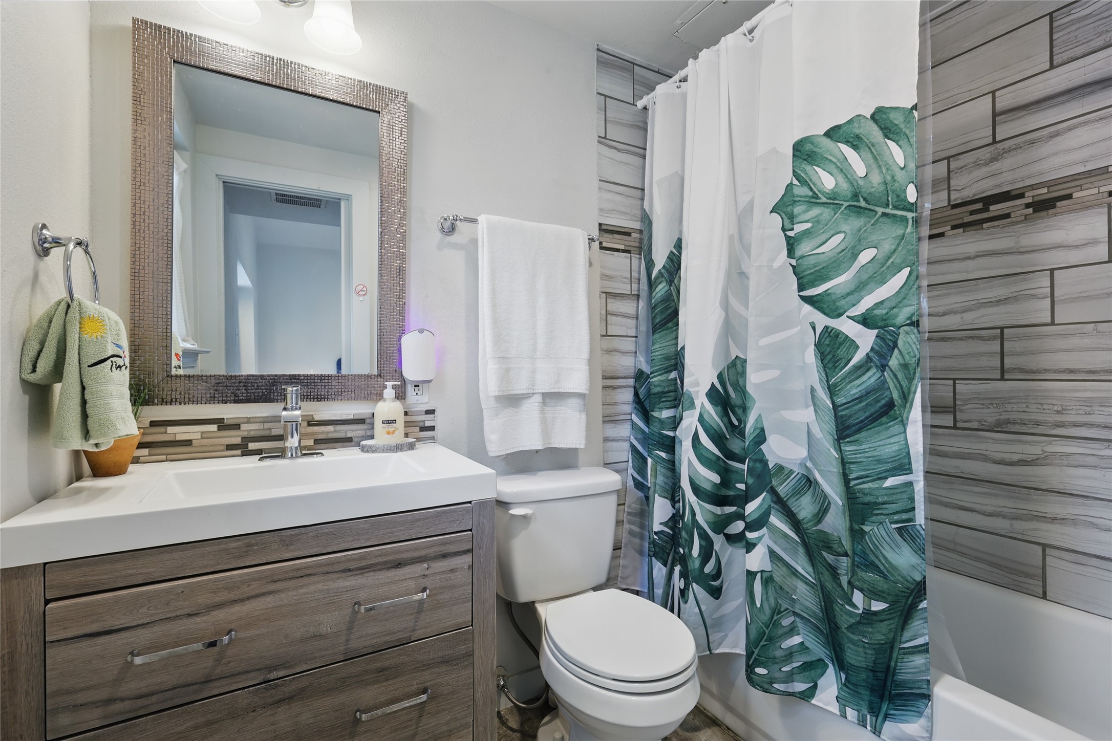 5963 Ross Avenue 202