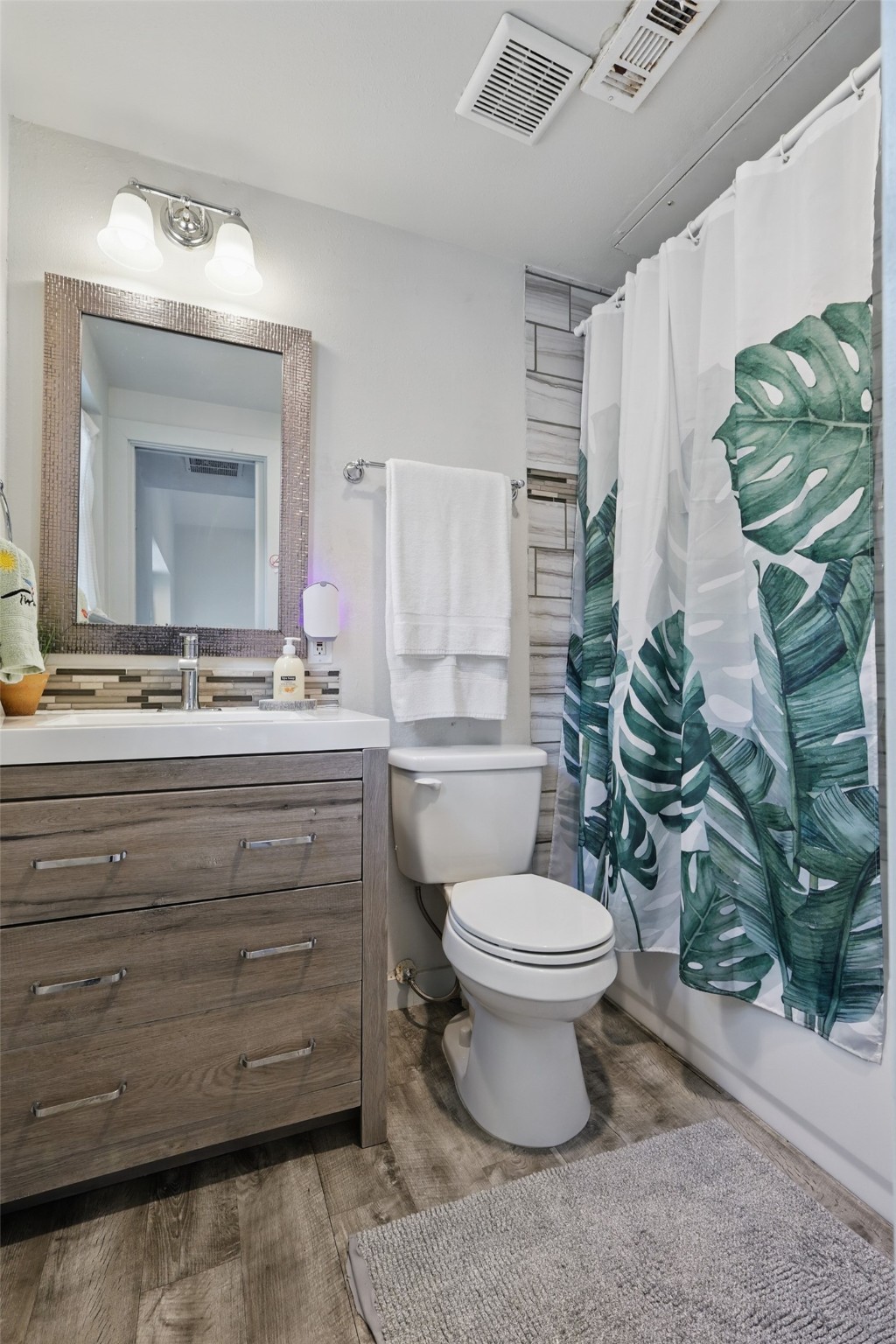 5963 Ross Avenue 202