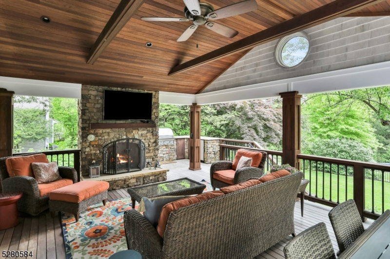 26 Crest Dr