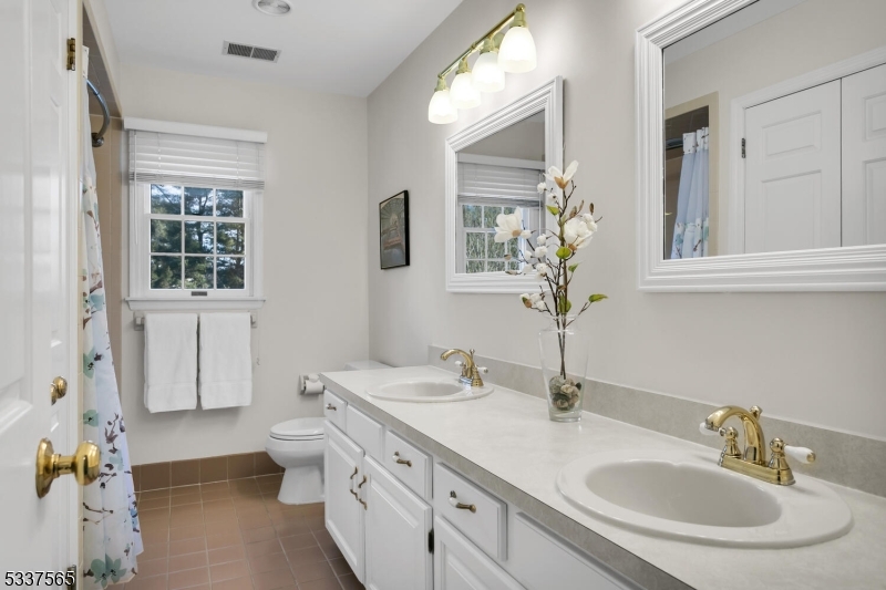 70 Springhouse Ln