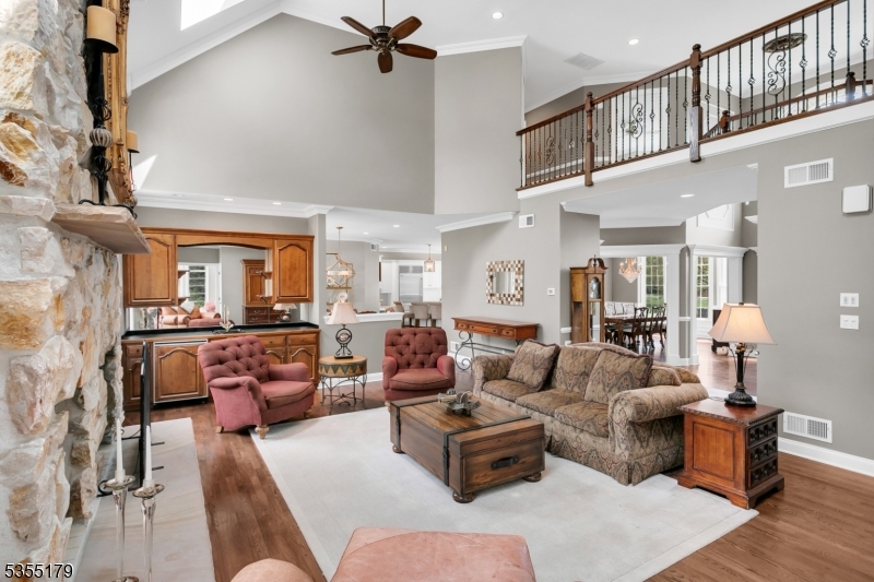10 Wolf Ln