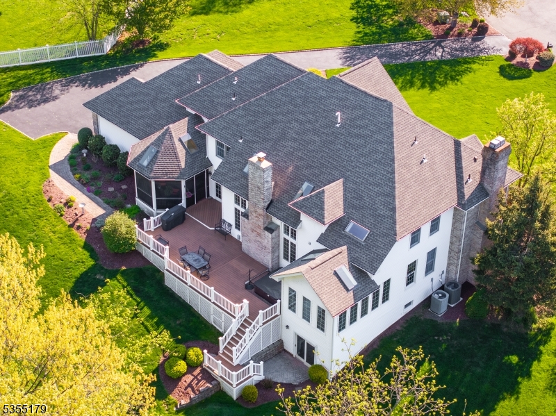 10 Wolf Ln