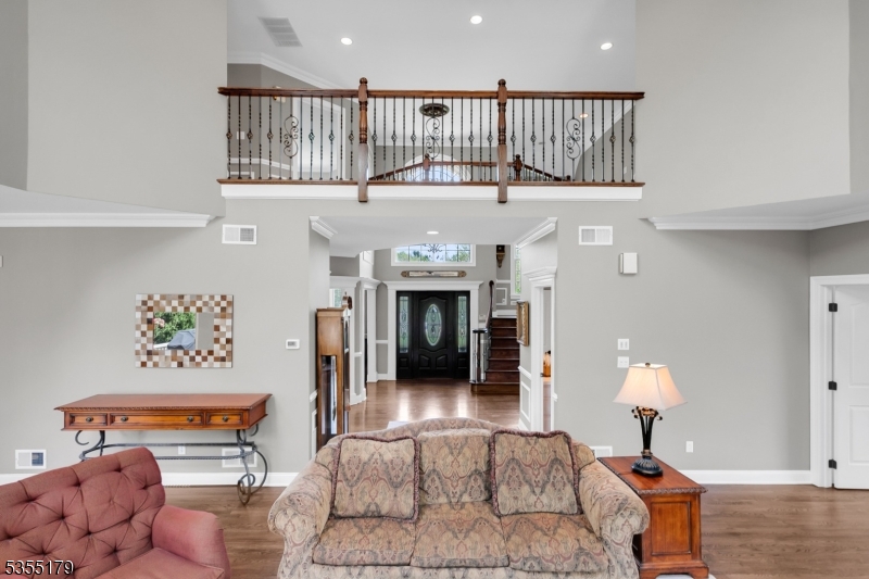 10 Wolf Ln