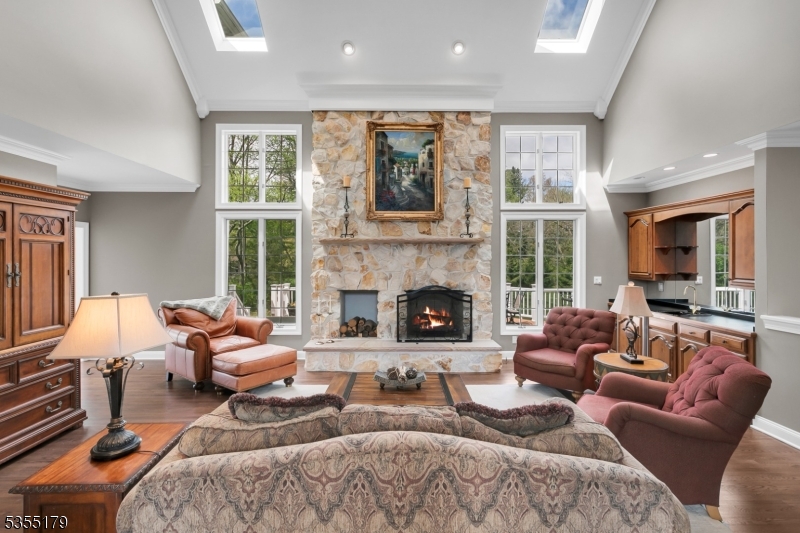 10 Wolf Ln