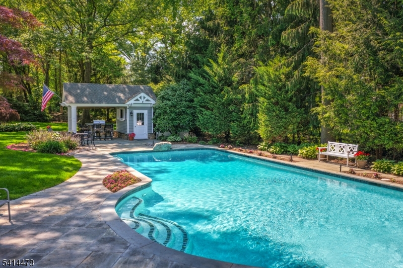 33 Saint Nickolas Way