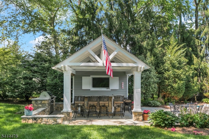 33 Saint Nickolas Way