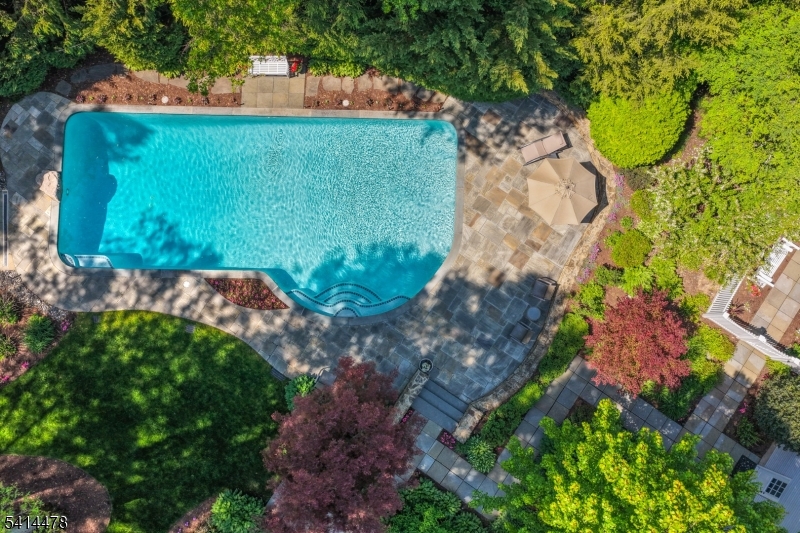 33 Saint Nickolas Way