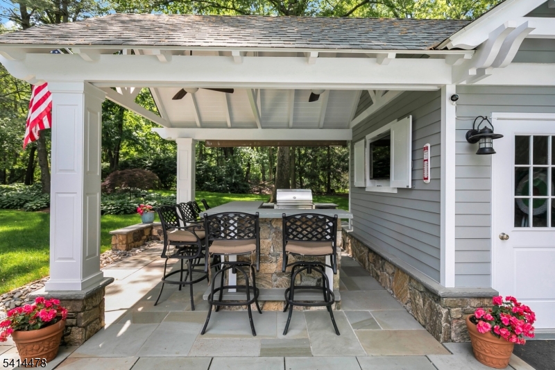 33 Saint Nickolas Way
