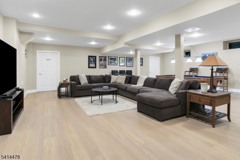 33 Saint Nickolas Way