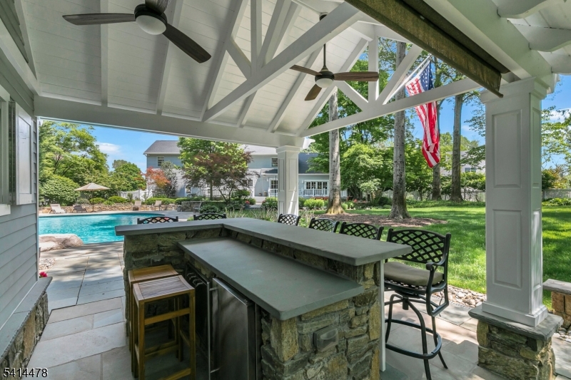 33 Saint Nickolas Way