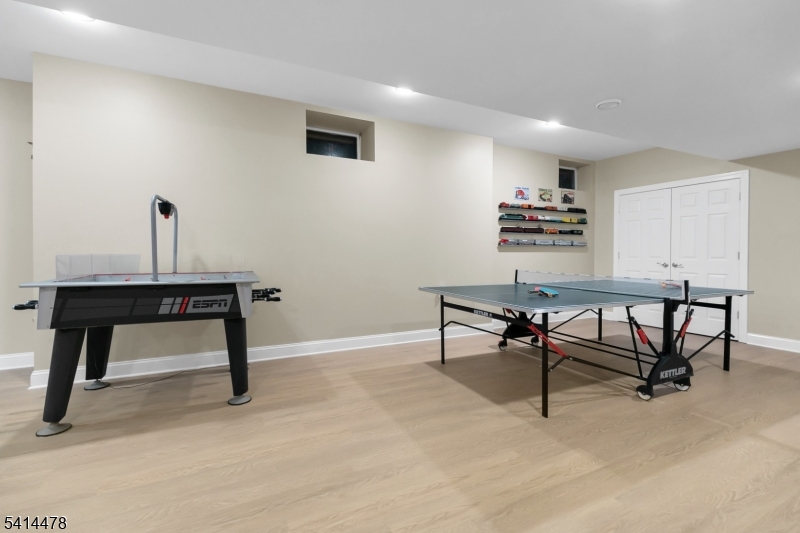 33 Saint Nickolas Way