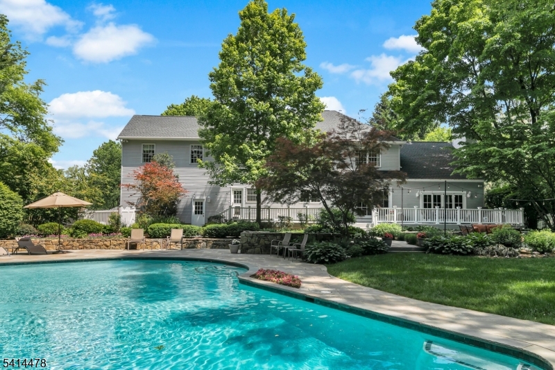 33 Saint Nickolas Way
