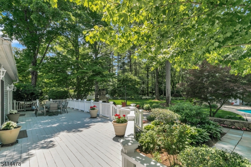 33 Saint Nickolas Way