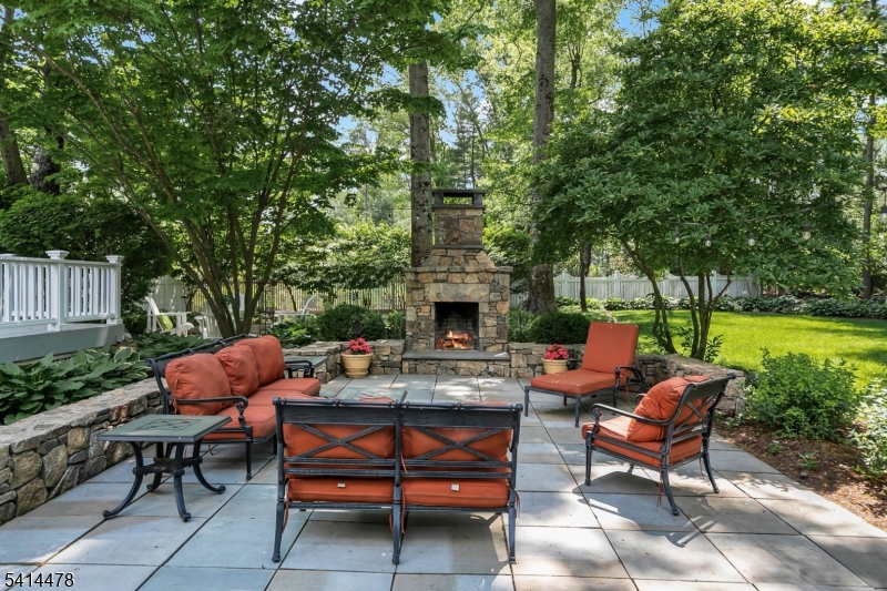 33 Saint Nickolas Way