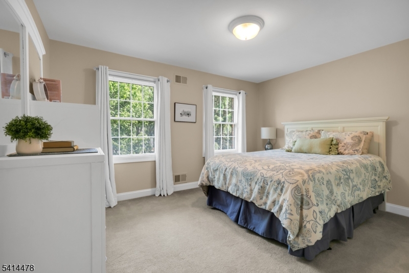 33 Saint Nickolas Way