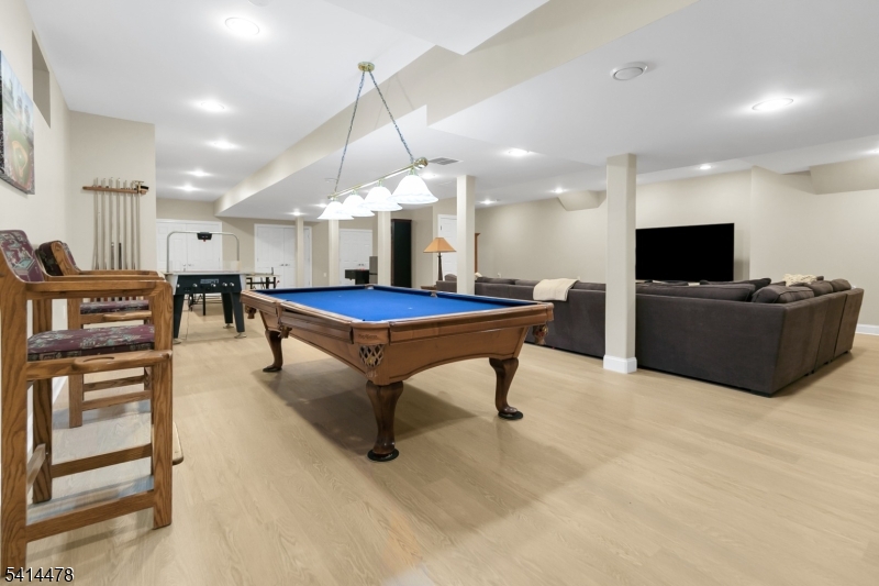 33 Saint Nickolas Way