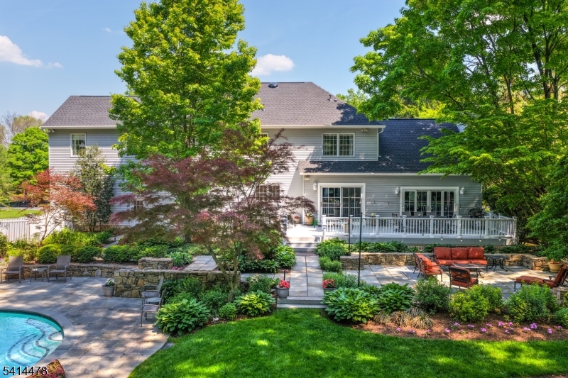 33 Saint Nickolas Way