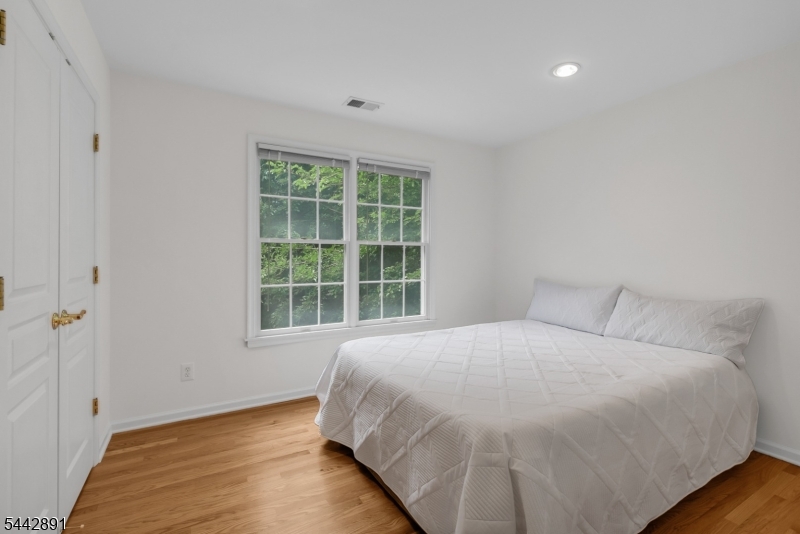 16 Bedford Dr