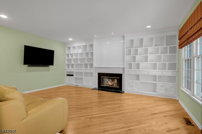 16 Bedford Dr