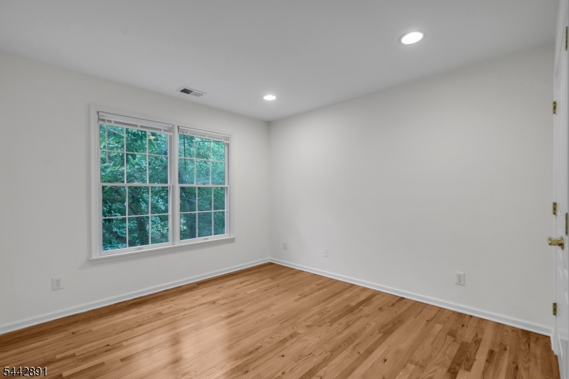 16 Bedford Dr