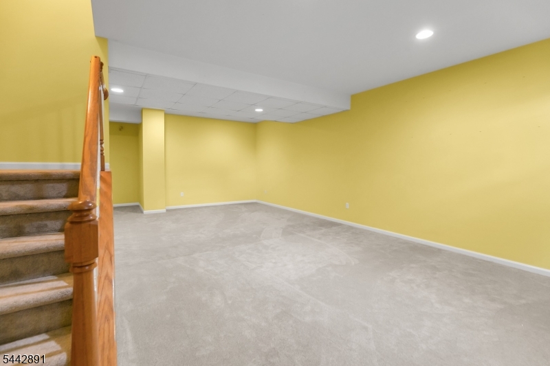 16 Bedford Dr