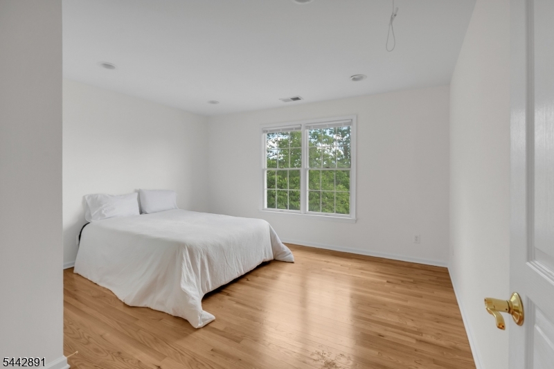 16 Bedford Dr