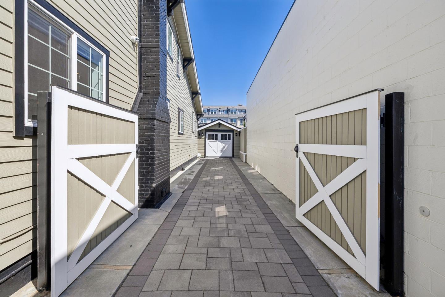 917 Howard AVE