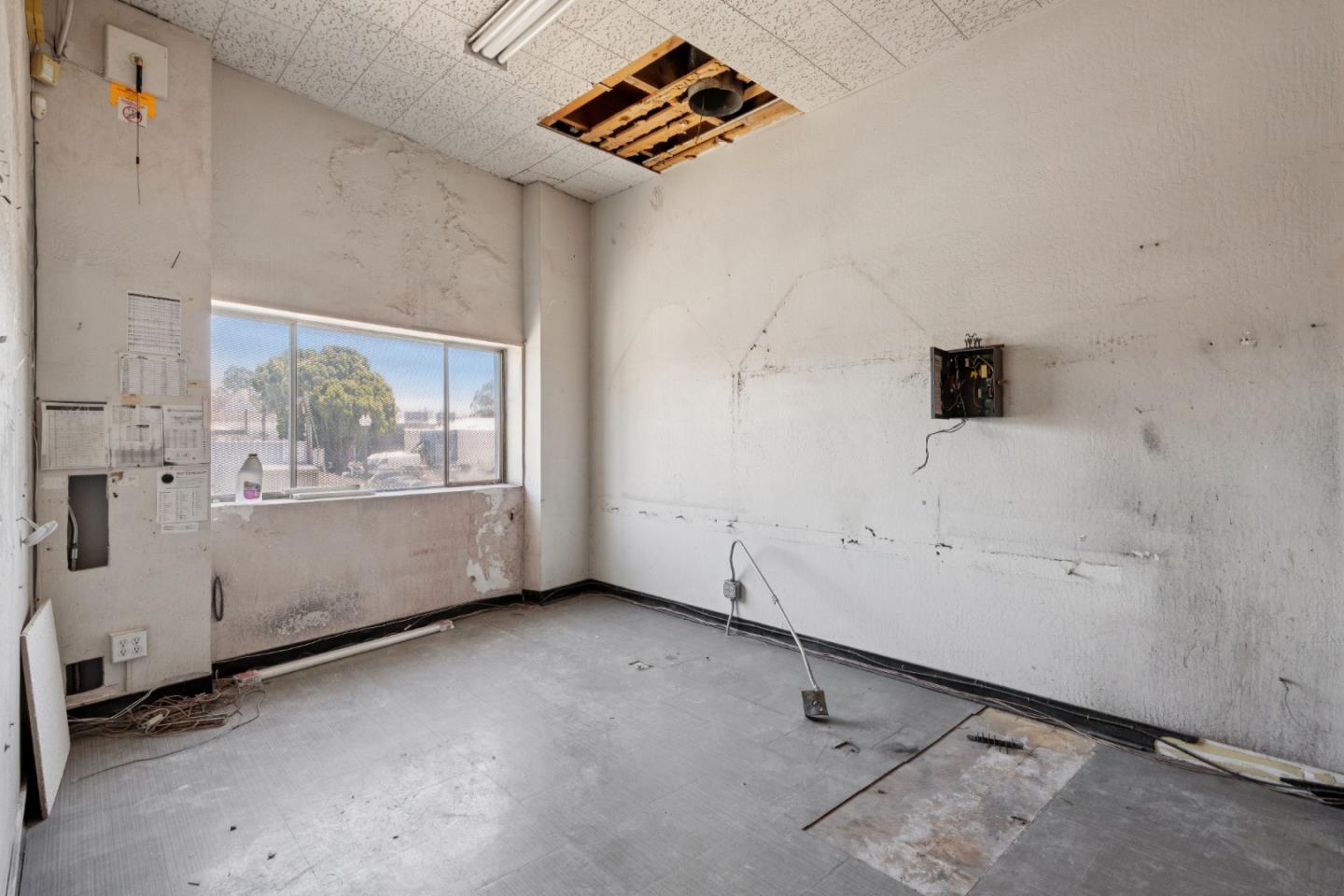 1315 AVE