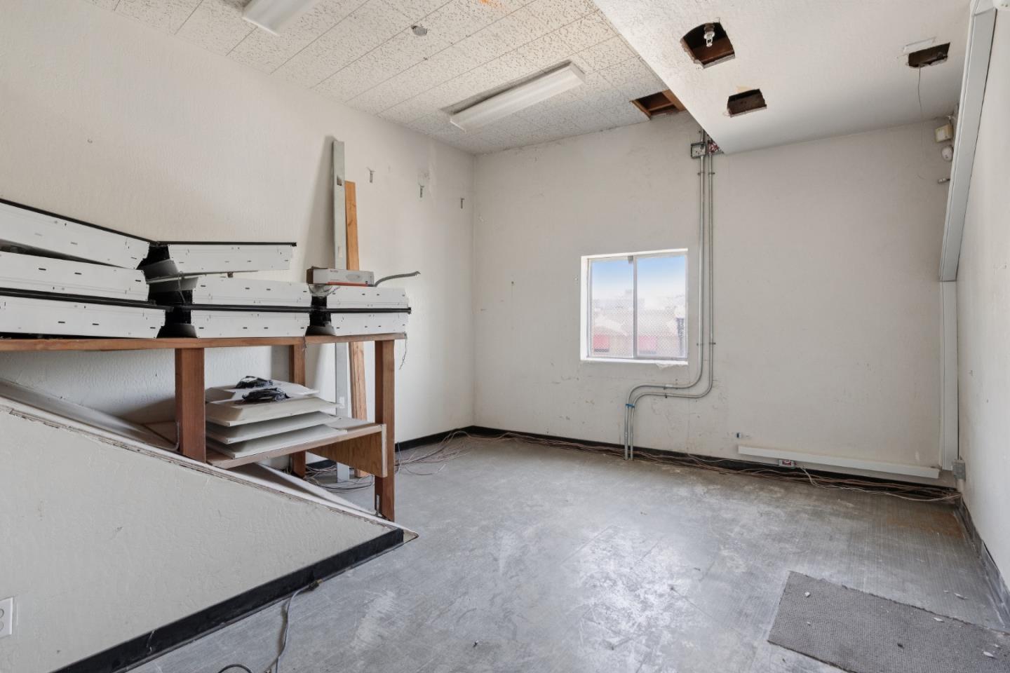 1315 AVE